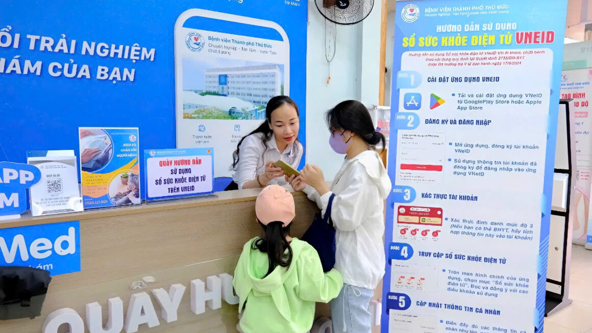 Chính thức áp dụng sổ BHXH, thẻ BHYT điện tử, sổ giấy có còn giá trị?